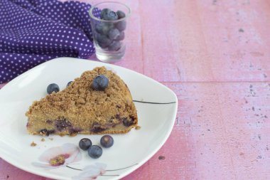 Yaban mersinli kek dilimleri nane yapraklı garnitür.