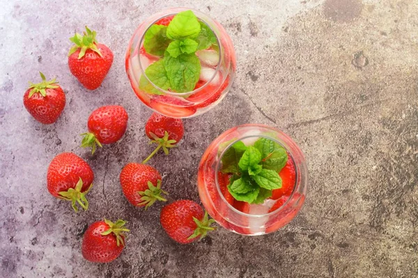 Strawberry Refreshing Summer Drink Glasses Garnish Mint Leaves — Fotografia de Stock