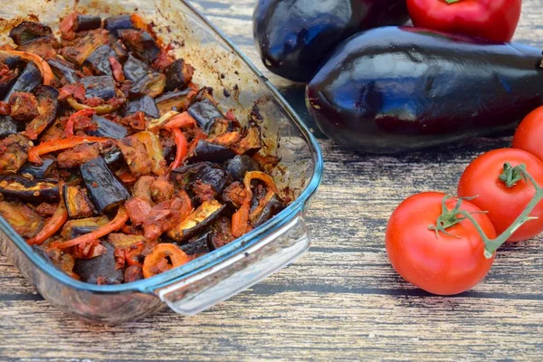 Fırında patlıcan, domates soslu dolmalık biber ve susam tohumlu ve maydanozlu garnitür. Sarı arkaplan