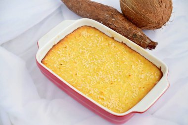 Glütensiz tatlı hindistan cevizli pasta.