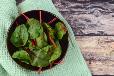 Kasedeki salata için taze taze meyve yaprakları.