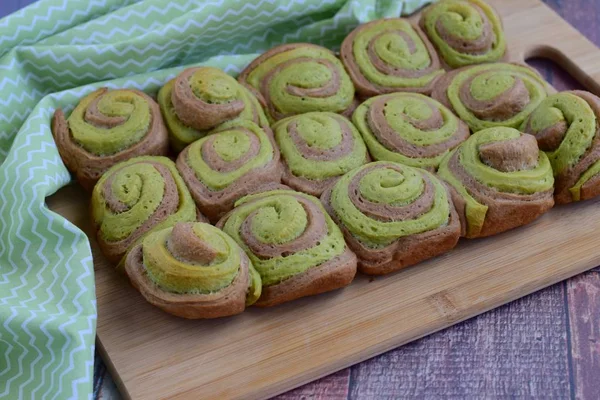 Matcha Schokolade Wirbelbrot lizenzfreie Stockfotos