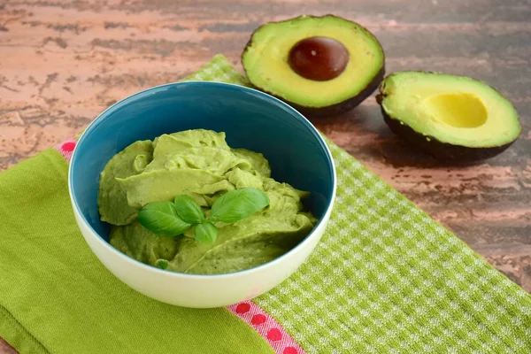 Frisk Avocado Creme Skål Pynt Med Basilikumblade - Stock-foto