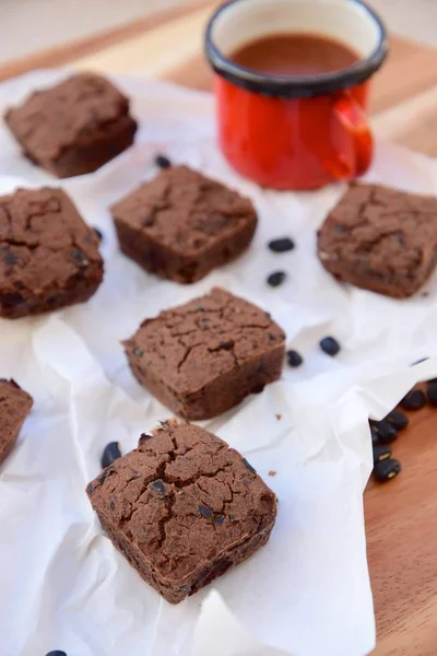 Hausgemachte Schwarze Bohnen Brownies Serviert Mit Heißer Schokolade — Stockfoto