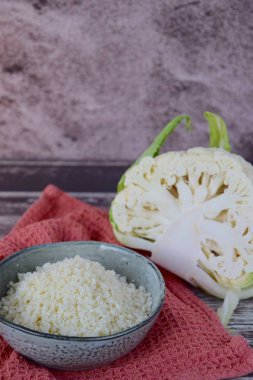 Tabakta organik çiğ karnabahar pilavı, seçici bir odak.