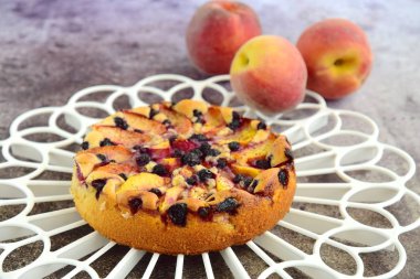 Soğutma rafında şeftalili yaban mersinli kek