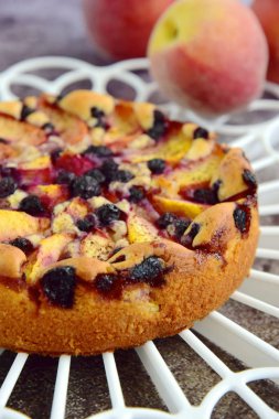 Soğutma rafında şeftalili yaban mersinli kek