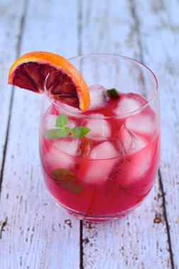 Kanlı portakal kokteyli.