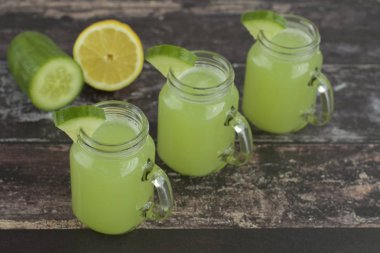 Taze organik salatalık limon içecek 