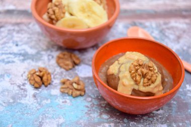 Fıstık ezmesi ve ceviz ile Vegan muz çikolatalı dondurma