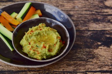 Sebze çubukları ile Avokado humus