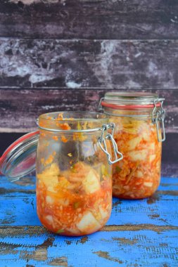 Kimçi, geleneksel Kore yemeği, mayalanmış Napa lahanası ve baharatlı turp.