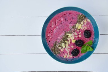 Biber çekirdeği, badem ve böğürtlenli kahvaltı kasesi.