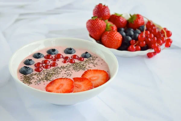 Tazón Batido Bayas Con Fresas Arándanos Grosellas Rojas Semillas Chía —  Fotos de Stock