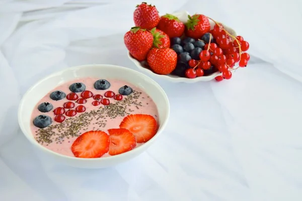 Bol Smoothie Aux Baies Avec Fraises Bleuets Groseilles Rouges Graines — Photo