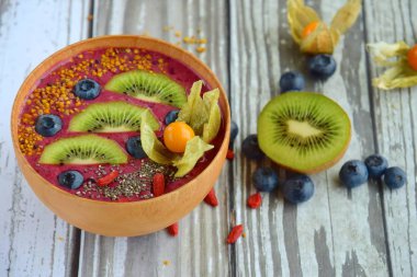 Acai smoothie kasesi yaban mersini, kivi, fisali, goji üzümü, chia tohumu ve arı poleni ile