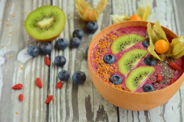 Acai smoothie kasesi yaban mersini, kivi, fisali, goji üzümü, chia tohumu ve arı poleni ile