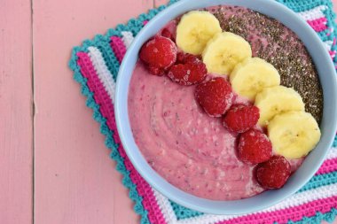 Ahududu, muz ve chia tohumlu meyve suyu kasesi. 