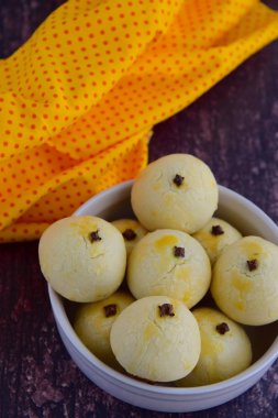 Nastar, arka planda taze ananas meyveli ananaslı turta kurabiyeleri. Bayram kutlamaları için geleneksel Endonezya tatlıları.