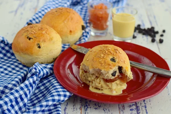 Stockbrot Mit Marmelade Und Mandelbutter Selektiver Fokus Stockfoto