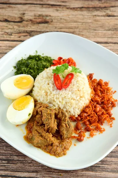 Cucina Indonesiana Nasi Padang Riso Con Manzo Rendang Acciughe Salate — Foto Stock