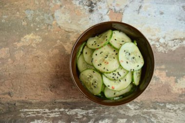 Siyah susam tohumu ve biberli Asya salatası. Düz zemin, yeşil ahşap zemin, negatif boşluk.