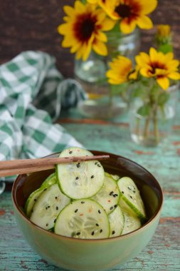 Siyah susam tohumu ve biberli Asya salatası. Düz zemin, yeşil ahşap zemin, negatif boşluk.
