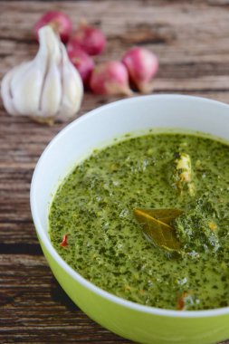 Daun ubi tumbuk veya Daun singkong veya dövülmüş ve baharatlı cassava yaprakları. Geleneksel Endonezya mutfağı