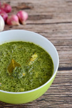 Daun ubi tumbuk veya Daun singkong veya dövülmüş ve baharatlı cassava yaprakları. Geleneksel Endonezya mutfağı