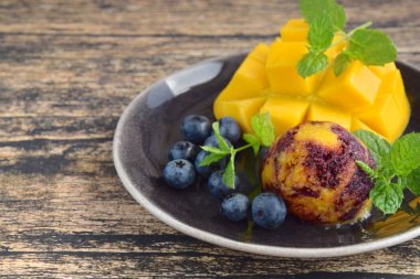 Ev yapımı mango yabanmersini şerbeti. Nane yapraklı garnitür.