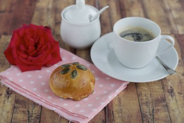 Kahveyle servis edilen kabak tohumlu ekmekli çörekler.