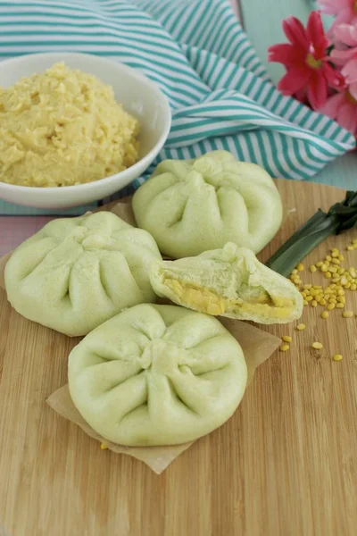 Fresh Steamed Pandanus Bun Filled Mung Bean Paste Wooden Board — Stock Photo, Image