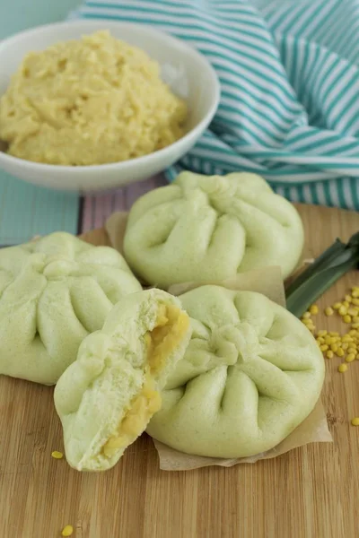 Fresh Steamed Pandanus Bun Filled Mung Bean Paste Wooden Board — Stockfoto