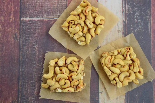 Cashew Moer Vierkante Bars Houten Achtergrond Stockafbeelding