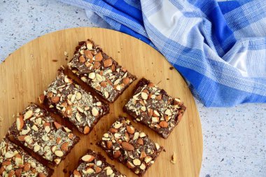Çikolatalı kek. Tahta tahtada badem fıstıklı.