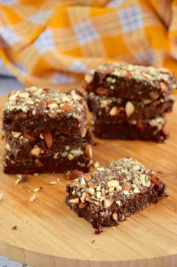 Çikolatalı kek. Tahta tahtada badem fıstıklı.