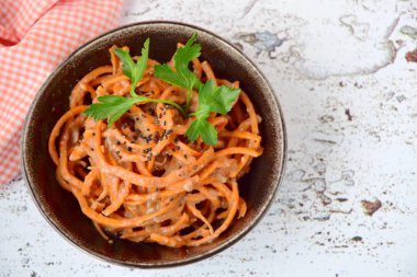 Tahini, maydanoz ve susamlı taze çiğ organik havuçlu şehriye.