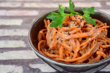 Tahini, maydanoz ve susamlı taze çiğ organik havuçlu şehriye.