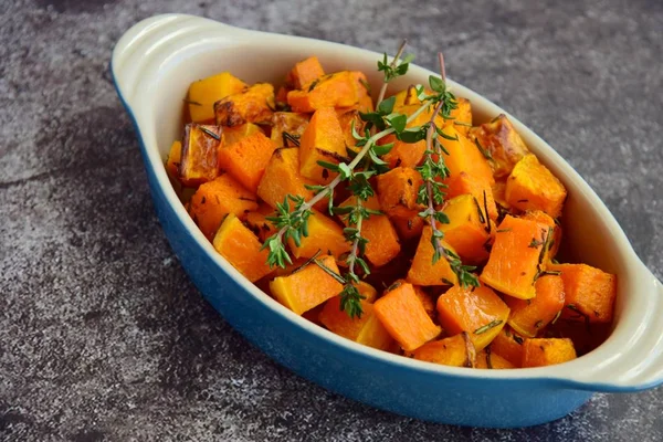 Gri arka planda kekik ile kavrulmuş tereyağlı kabak. Üst görünüm