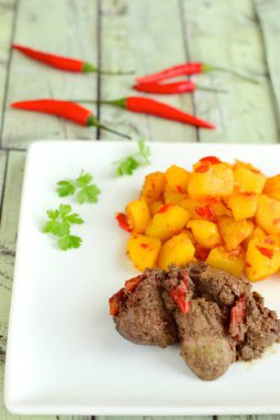 Sambal goreng ati Kentang, Endonezya mutfağı, baharatlı cubed tavuk karaciğeri ve patates Kaffir kireç yaprağı ve kırmızı Chili ile garnitür