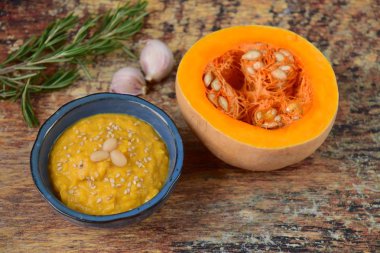 Kırmızı biberli balkabağı beyaz fasulye humusu.