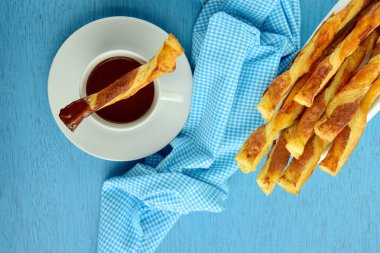 Çikolata soslu tarçınlı puf şekerli börek.
