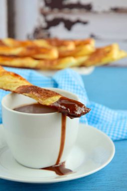 Çikolata soslu tarçınlı puf şekerli börek.