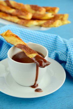 Çikolata soslu tarçınlı puf şekerli börek.