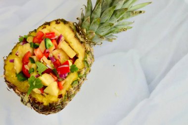 Ananas kasesinde ananas salatası. 
