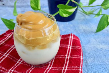 Buzlu Dalgona kahvesi. Moda Tüylü Kore Kremalı Kahvesi.