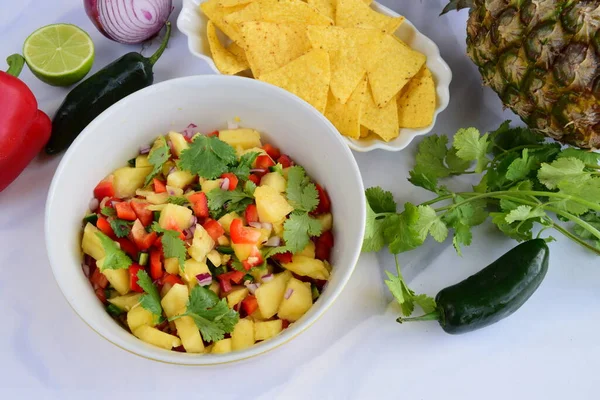 Ev yapımı taze ananas sosu.