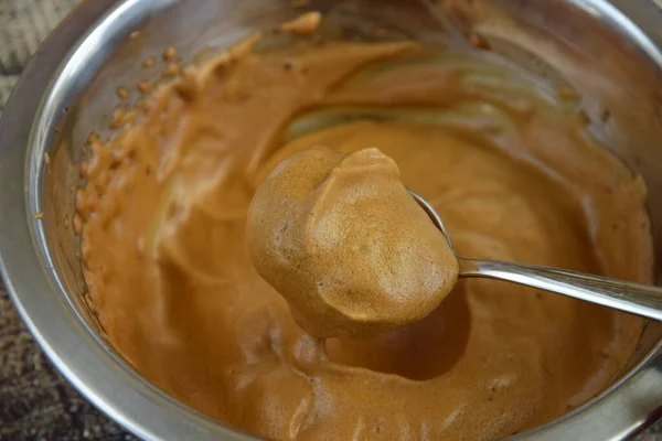 Dalgona Koffie Schuim Maken Met Ballon Klopper Virale Geslagen Koffie — Stockfoto