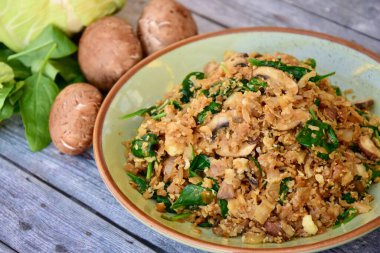 Ispanaklı, mantarlı ve soya soslu karnabahar pilavı. Vejetaryen yemeği