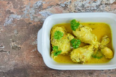 Opor ayam, Endonezya, Central Java 'dan hindistan cevizi sütüyle pişirilmiş tavuk. Lebaran veya Ramazan Bayramı için popüler yemek